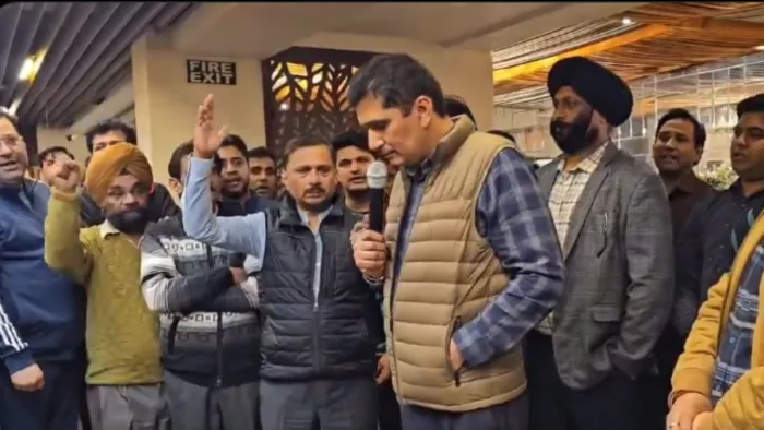 सौरभ भारद्वाज अपने समर्थकों के सामने रो पड़े। फोटो - सोशल मीडिया