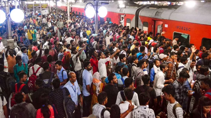 महाकुंभ जाने वाली ट्रेन में भीड़ (सोशल मीडिया फोटो)