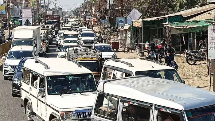 मीरजापुर : मीरजापुर-प्रयागराज मार्ग स्थित नटवां तिराहा पर लगी वाहनों की लंबी कतार। जागरण