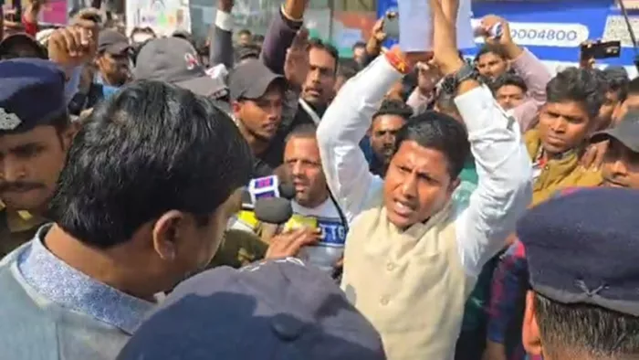 समर्थकों के बीच विपिन मुखिया (जागरण फोटो)