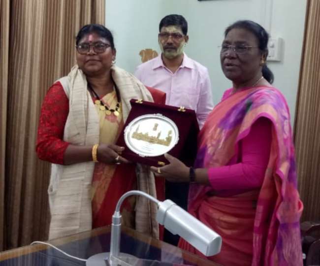 राज्यपाल द्रौपदी मुर्मू ने चामी को किया सम्मानित, दी शुभकामना