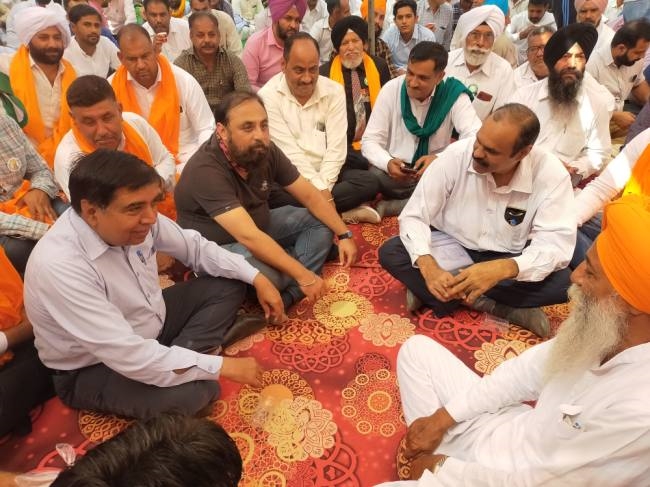 sugar mill officials held hostage for three hours in mahapanchayat