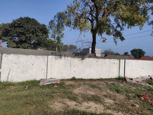 असामाजिक तत्वों ने तोड़ी श्मशान की चारदीवारी पर लगी ग्रिल