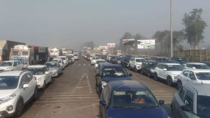 हुपड़ में दिल्ली-लखनऊ हाईवे पर लगा भीषण जाम।