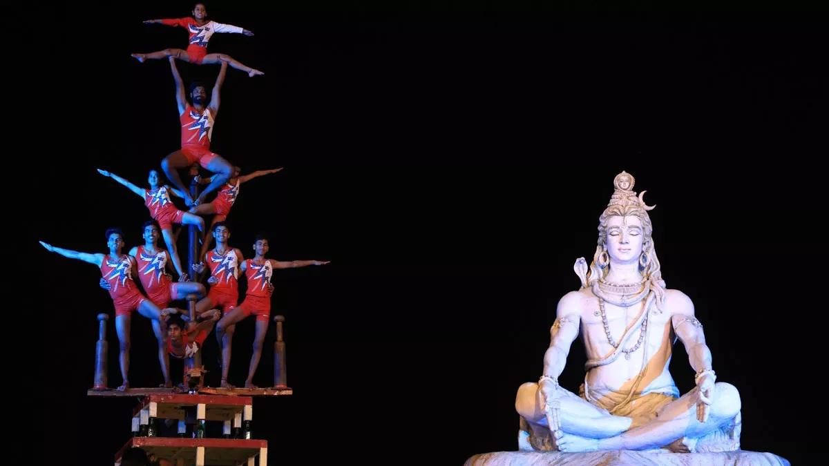 International Yoga Festival: भारत की प्राचीन विधा मलखंभ का विशेष प्रदर्शन भी किया गया।