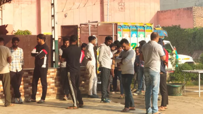 गाजियाबाद में शादी समारोह में गोवंश का मीट परोसने की हो रही थी तैयारी, हिंदू संगठन का हंगामा।
