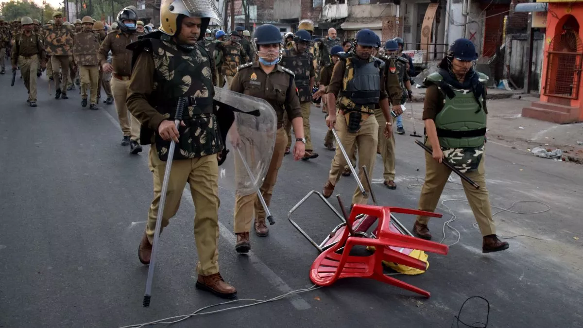 Akbar Nagar Demolition: मुंह पर बांधे रुमाल, महिलाओं को किया आगे- ऐसी थी प्लानिंग, एक परिवार ने बचाई पुलिसवालों की जान