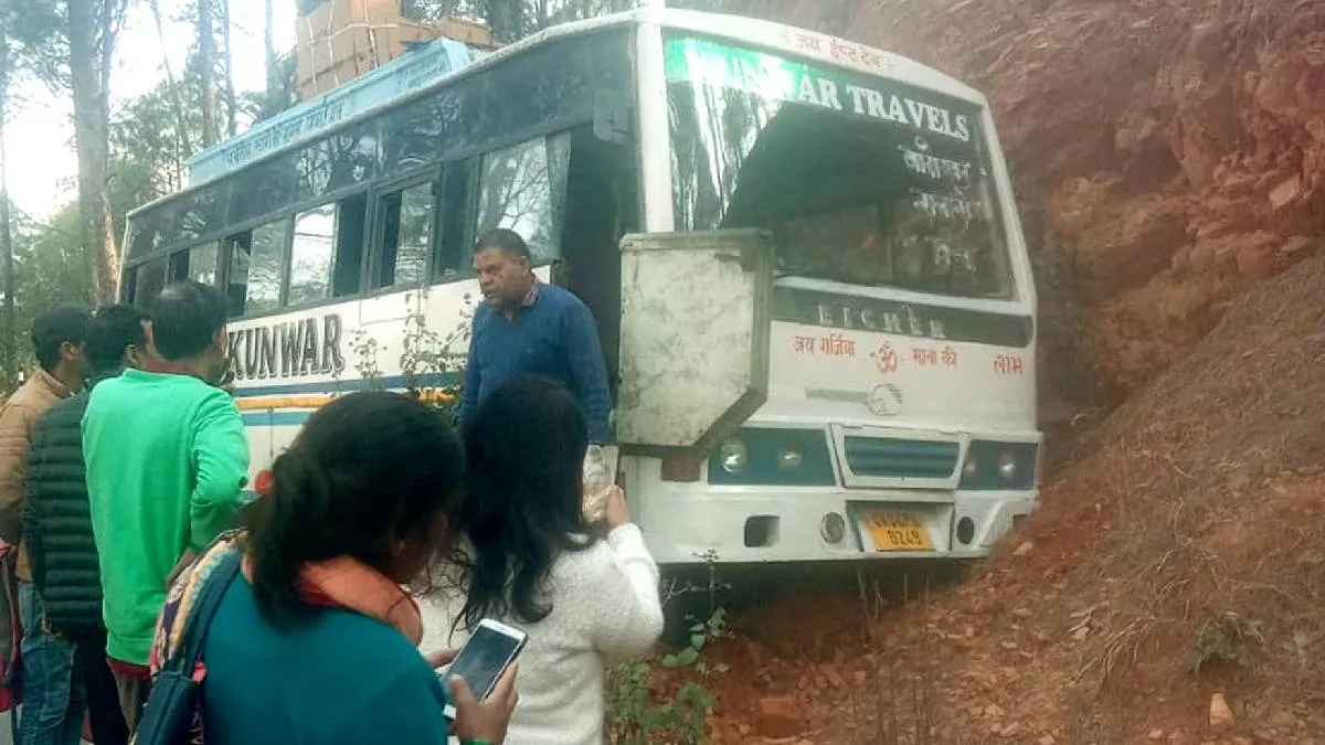 बागेश्वर में टला बड़ा हादसा! रामनगर से आ रही बस का ब्रेक फेल, चालक की सूझबूझ से खाई में गिरने से बची बस; सभी यात्री सुरक्षित