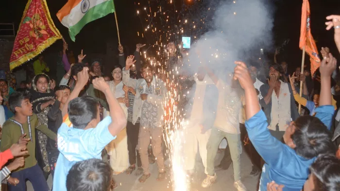 मजनू का टीला के पास रह रहे हिंदू शरणार्थी सैलीब्रेट करते हुए।