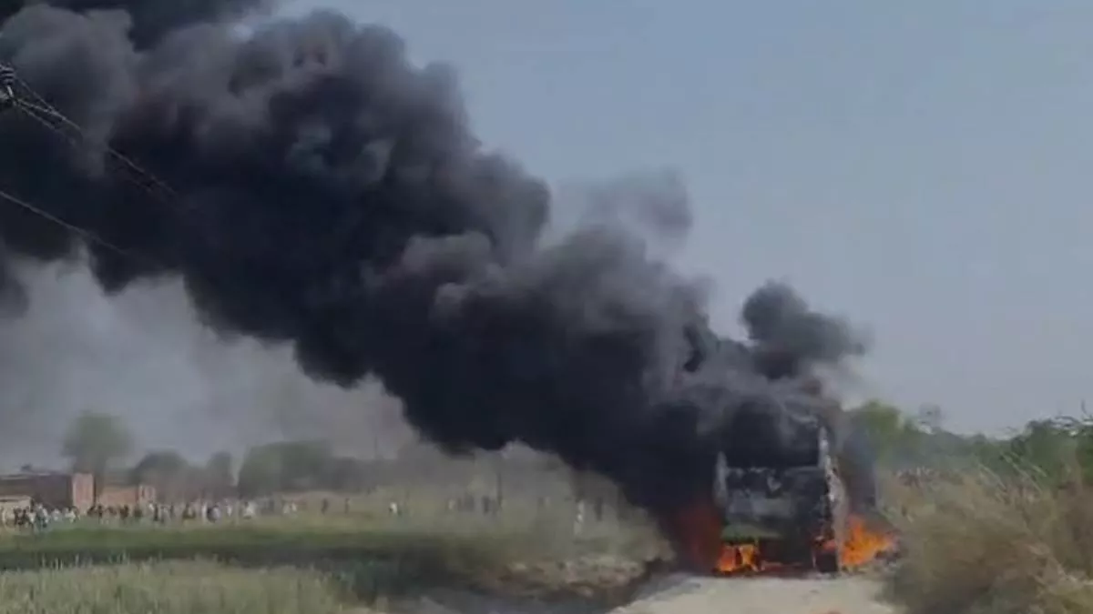 Ghazipur News : बड़ा हादसा , बारातियों से भरी बस हाईटेंशन तार की चपेट में आकर 10 लोगों की जिंदा जलकर मौत 1 Ghazipur Bus Accident: हाईटेंशन तार की चपेट में आने से आग का गोला बनी बस, छह लोगों की मौत; दस की हालत गंभीर
