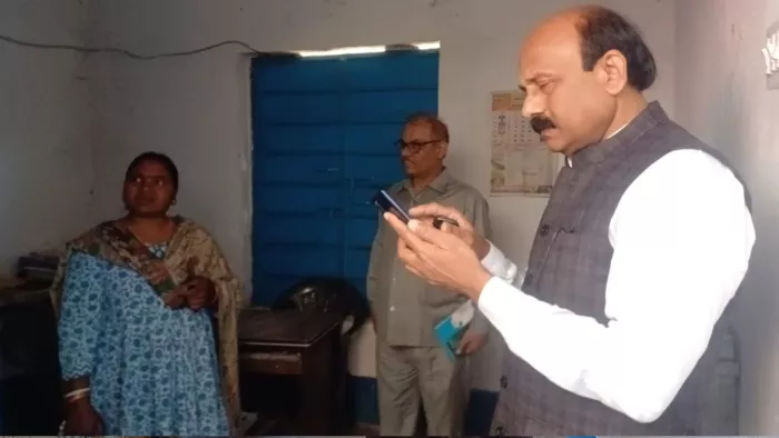 स्कूल भवन के कमरे में शिक्षिका से पूछताछ करते डीएम। जागरण।