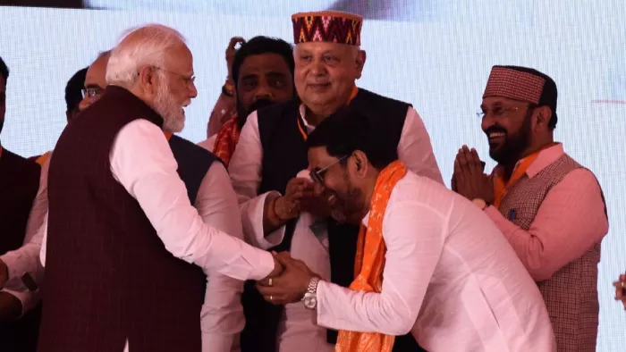 सपा का 'गढ़' ढहाने को विकास का ब्रह्मास्त्र चला गए PM मोदी