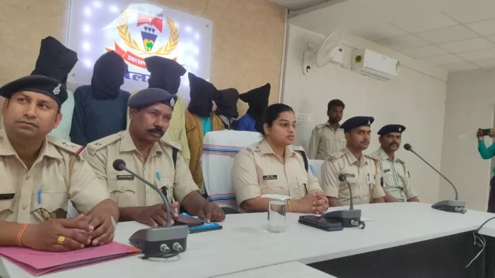 पत्रकारों को आरोपितों की जानकारी देती एसपी व अन्य पुलिस कर्मी