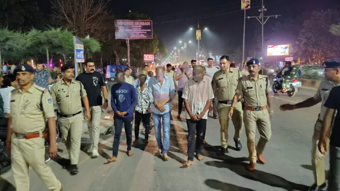 जीत के जश्न में हुड़दंग: युवकों का मुंडन कर निकाला जुलूस (Photo - JNN)