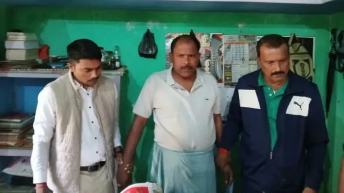 निगरानी ब्यूरो के साथ भैरोगंज थाना के दारोगा ओम प्रकाश गुप्ता। जागरण