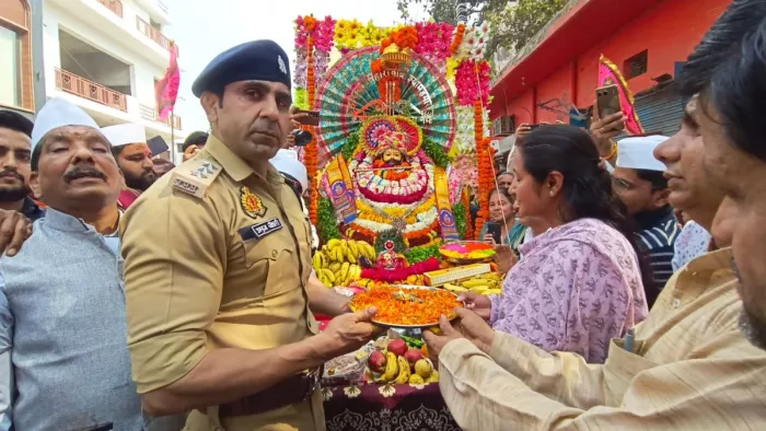 संभल में रंग एकादशी का जुलूस शुभारंभ से पहले आरती करती एसडीएम वंदना मिश्रा तथा सीओ अनुज कुमार।