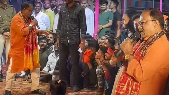 होली मिलन समारोह में जदयू विधायक गोपाल मंडल ने काटा गदर। जागरण