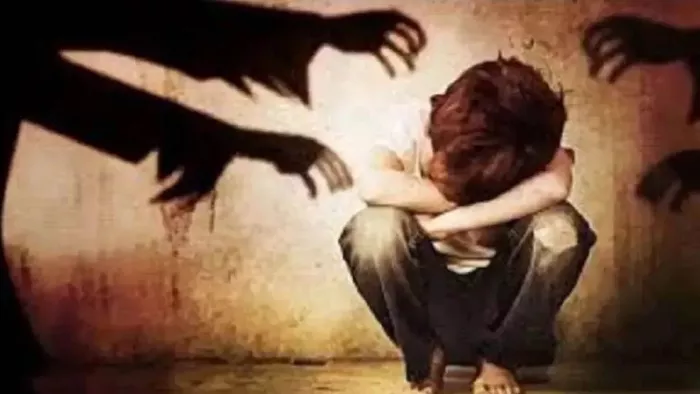 यौन शोषण करते हुए वीडियो बनाते नजर आ रहे हैं आरोपी (प्रतीकात्मक तस्वीर)