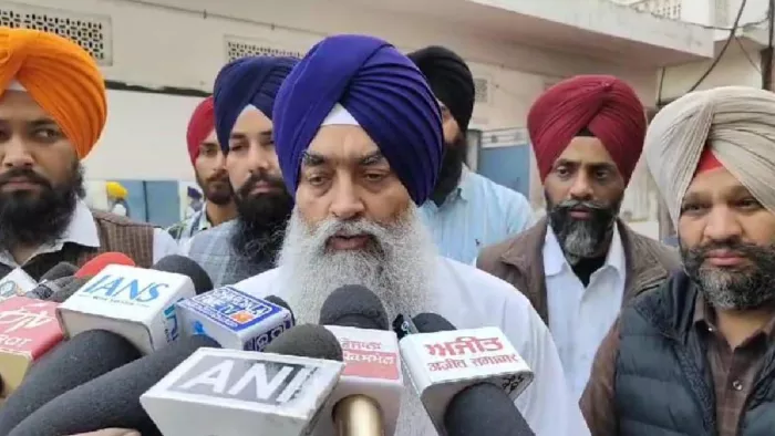 पत्रकारों से बातचीत करते हुए श्री अकाल तख्त साहिब के पूर्व जत्थेदार ज्ञानी रघबीर सिंह