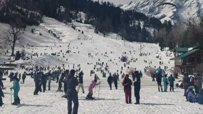 मनाली के पर्यटन स्थल सोलंगनाला में बर्फ की खेलों का आनंद लेते पर्यटक