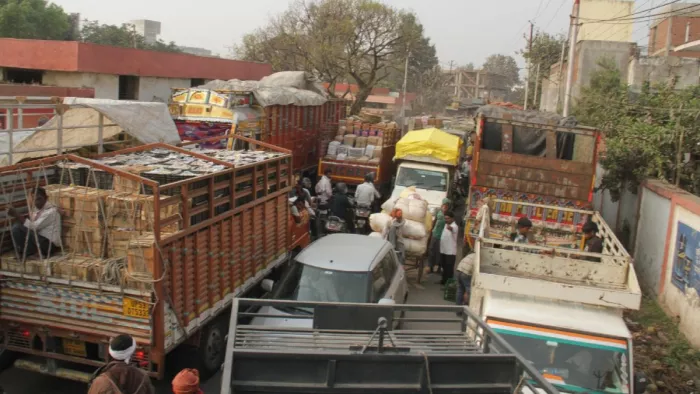 गोरखपुर की महेवा फलमंड़ी में लगा जाम। जागरण