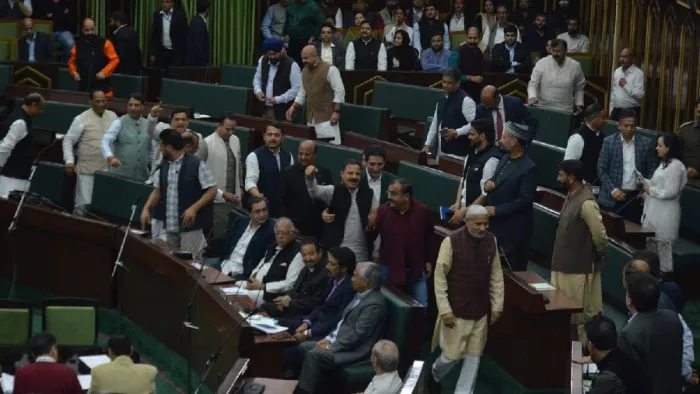 जम्मू-कश्मीर विधानसभा से वॉकआउट करते बीजेपी विधायक