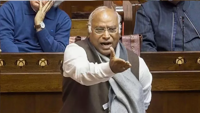 राज्यसभा में मल्लिकार्जुन खरगे के बयान पर हंगामा मच गया।(फोटो सोर्स: पीटीआई)