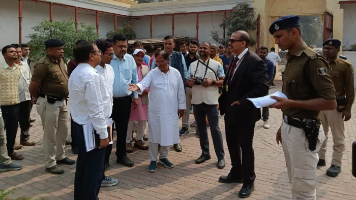 निरीक्षण के दौरान अधिकारियों को निर्देश देते राजस्व पर्षद के अध्यक्ष केके पाठक। जागरण