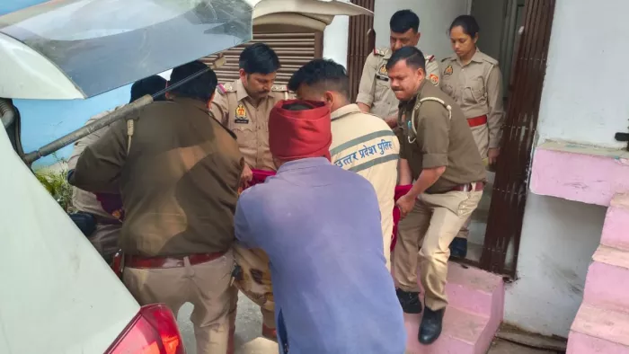 Amroha News: गेस्ट हाउस से युवती की लाश को पोस्टमार्टम के लिए ले जाते पुलिसवाले।