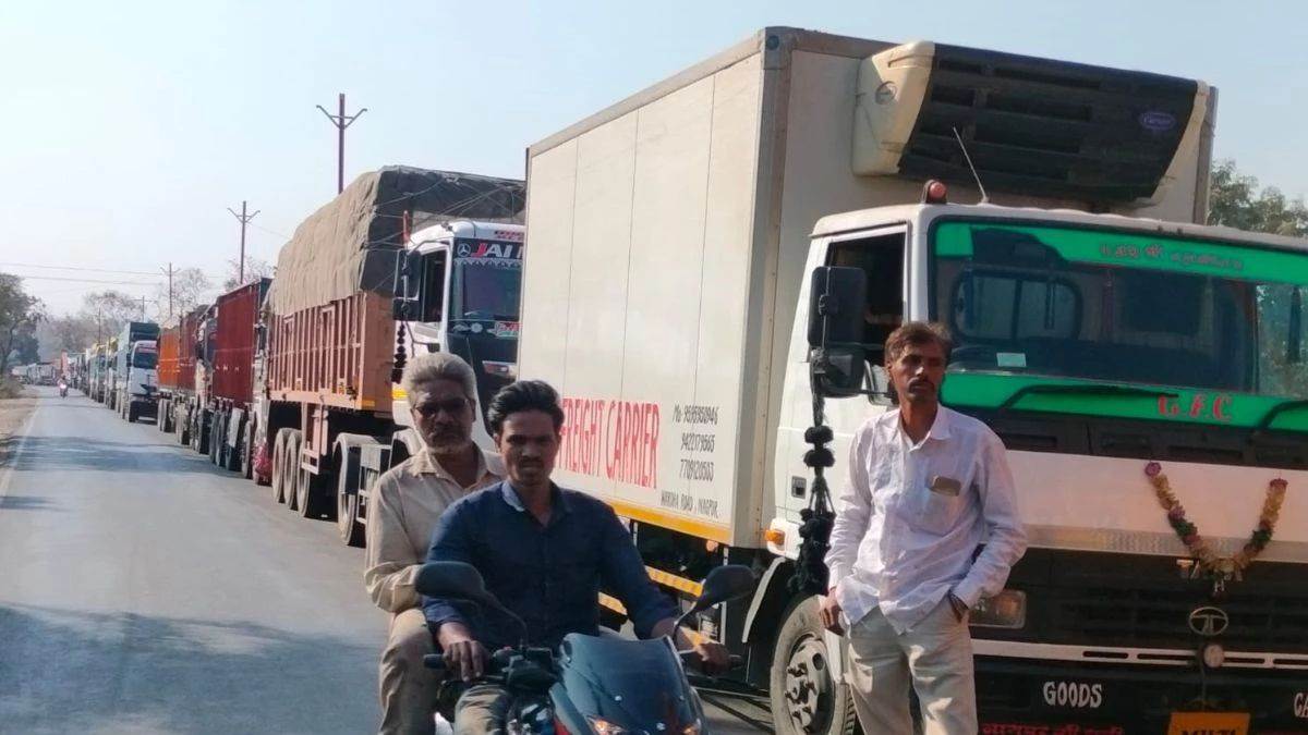mp traffic jam due to breakdown of trailer on indore betul highway thousands of vehicles stuck for 16 hours