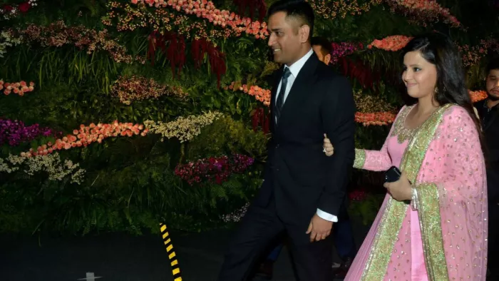 पंत के परिवार में शादी अटैंड करने पहुंले एमएस धोनी