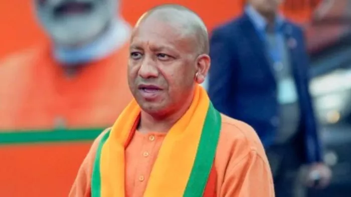 पूर्व नरेश ज्ञानेंद्र शाह के स्वागत में पोस्टर लेकर पहुंचे थे लोग (फोटो: पीटीआई)