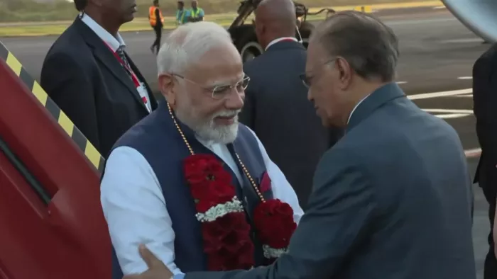 दो दिवसीय दौरे पर मॉरिशस पहुंचे पीएम मोदी (फोटो सोर्स- पीटीआई)
