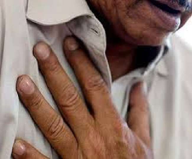 छाती में तेज दर्द होने से गिर पड़ा शख्स, Corona के डर से किसी नहीं
