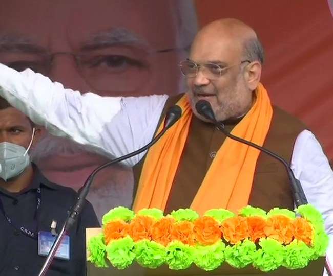 केंद्रीय गृह मंत्री अमित शाह ने रविवार को पश्चिम बंगाल के बशीरहाट दक्षिण में एक चुनावी जनसभा को संबोधित किया।