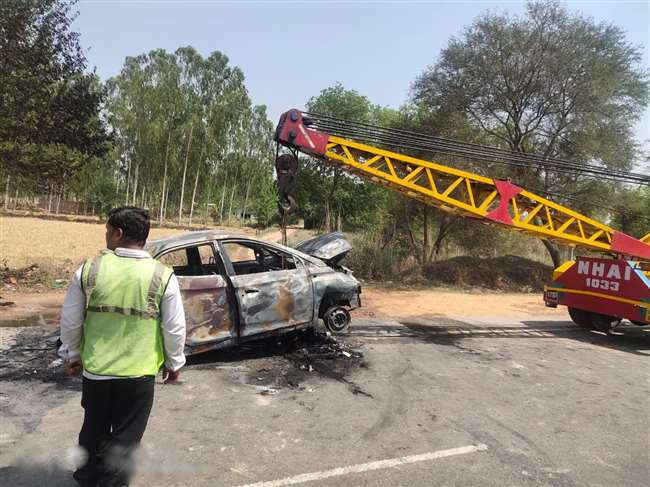 burnning car on national highway car fire near toll plaza in bareilly area on delhi lucknow highway driver and people sitting in car saved their lives by jumping