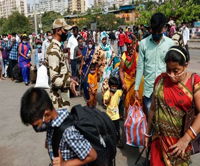 देश में कोरोना की दूसरी लहर की रफ्तार बेकाबू हो चुकी है। (फोटो: रायटर)