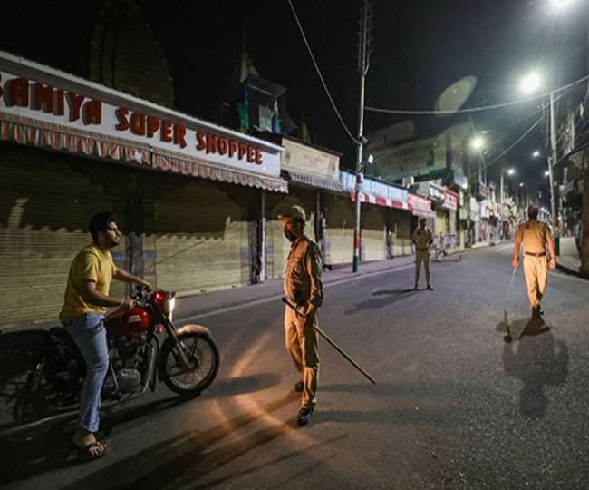 दिल्ली, यूपी, मध्य प्रदेश समेत देश के कई शहरों में नाइट कर्फ्यू जारी। (फोटो: प्रेट्र)