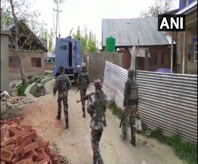 अनंतनाग जिले के बिजबेहाड़ा क्षेत्र के सेमथान गांव में भी शनिवार जारी मुठभेड़ में सुरक्षाबलों ने 2आतंकियों को मार गिराया।