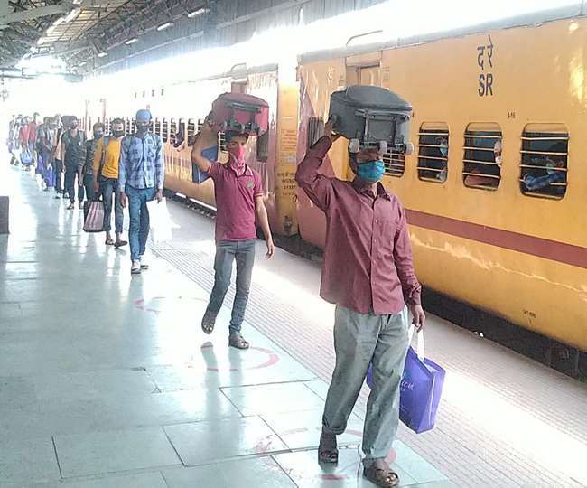 पिछले साल लॉकडाउन के दौरान रेलवे ने चलाई थी श्रमिक स्पेशल ट्रेन (फाइल फोटो)