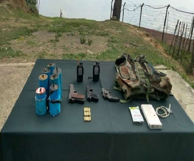 असम राइफल्स के जवानों ने इलाके से हथियार बरामद किए