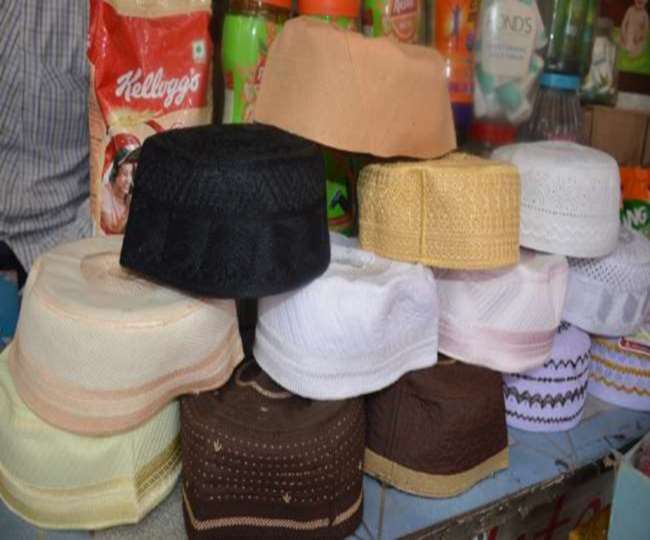 जामा मस्जिद, मोरी गेट, तुर्कमान गेट में सजा टोपियों का बाजार, पाकिस्तान, बांग्लादेश व सऊदी अरब से आती हैं टोपियां।