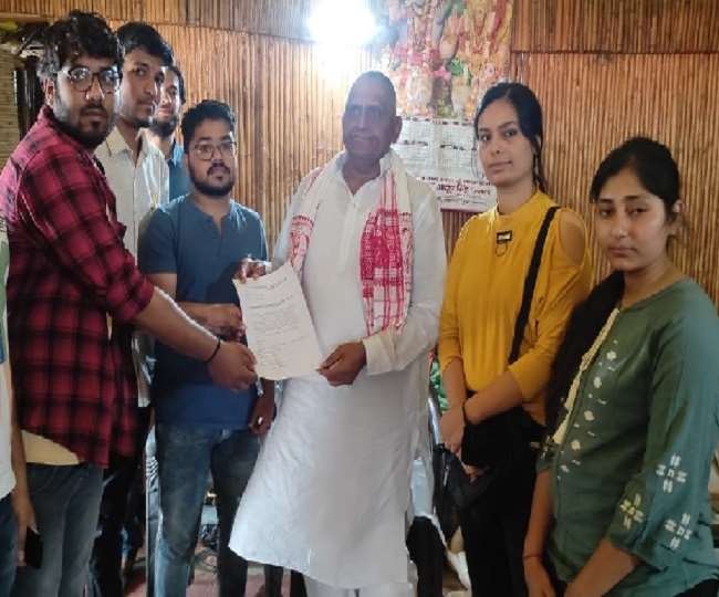medical student returned from ukraine met mp devendra singh bhole and given memorandom for admission in medical colleges