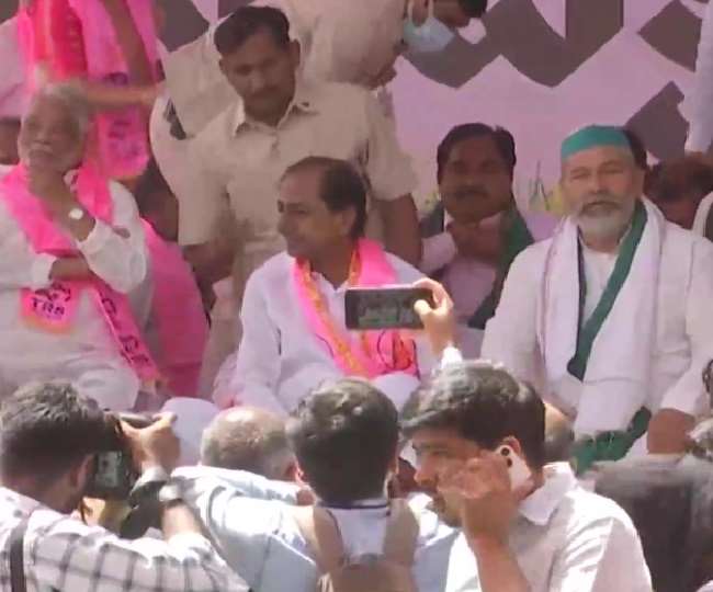 टीआरएस के प्रदर्शन में राकेश टिकैत हुए शामिल (फोटो- एएनआइ)