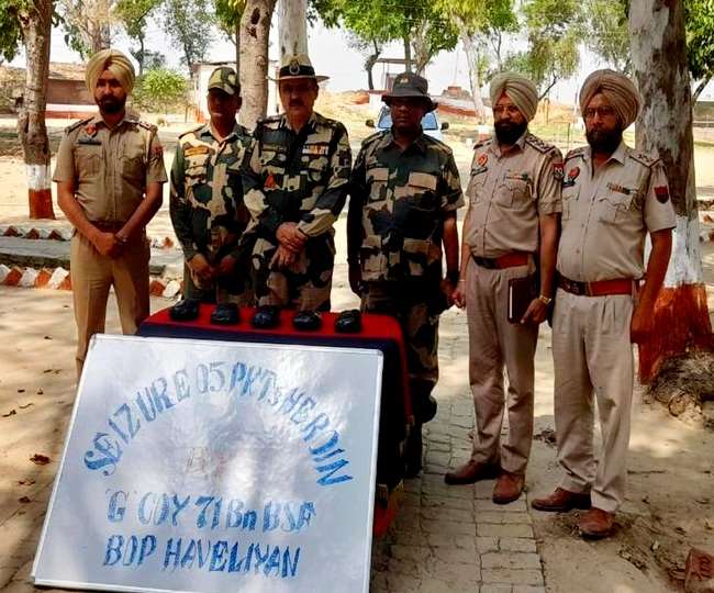 सर्च अभियान दौरान बरामद की गई हेरोइन के साथ बीएसएफ की 71वीं बटालियन के जवान व पुलिस पार्टी।