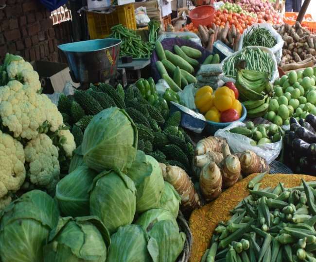 हरी सब्जियों के लिए राजस्थान पर निर्भर होने के कारण हरी सब्जियों के दाम आसमान छू रहे हैं।