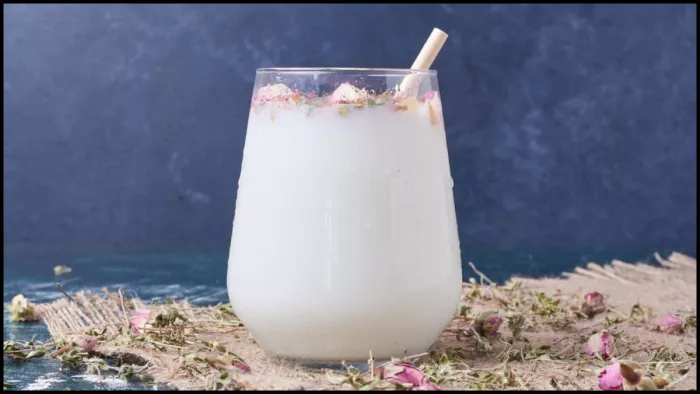 गर्मियों में लस्सी पीने के 5 फायदे