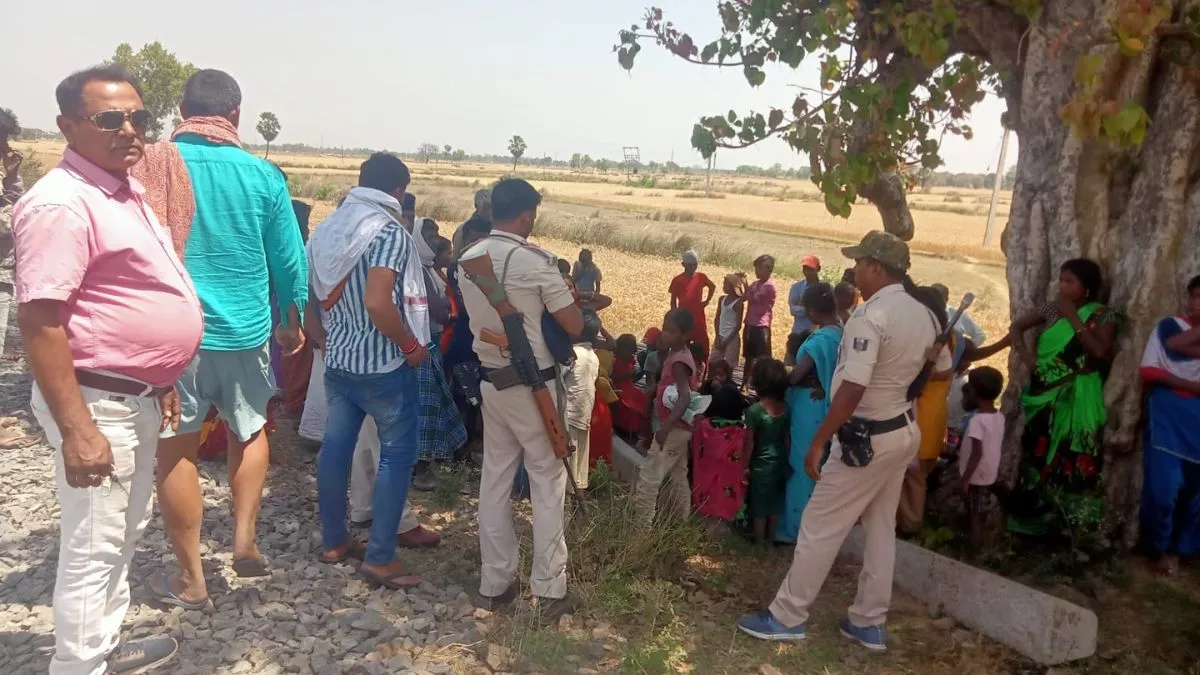 Gaya News: पति ने पीटा को बच्चों के साथ रेलवे ट्रैक पर बैठी महिला, ट्रेन से कटकर  मां और तीन वर्षीय बेटे की मौत - Mother and three year old son died