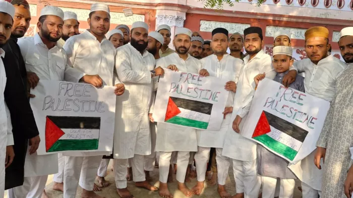 अलीगढ़ में ईद की नमाज के बाद फलस्तीन के लिए दुआ करने पहुंचे लोग, दिखाए बैनर