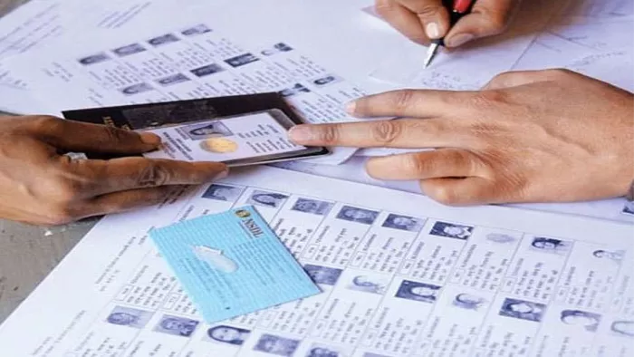 पहले चुनाव में कई जगह मतपेटियों के स्थान पर कनस्तर का उपयोग किया गया था।